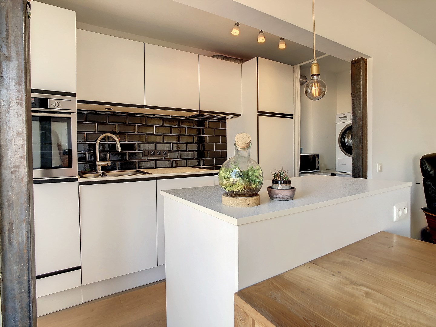 Goed gelegen gerenoveerd appartement met twee ruime slaapkamers, terras (25 m²) en garagebox - bewoonbare oppervlakte 73 m² 