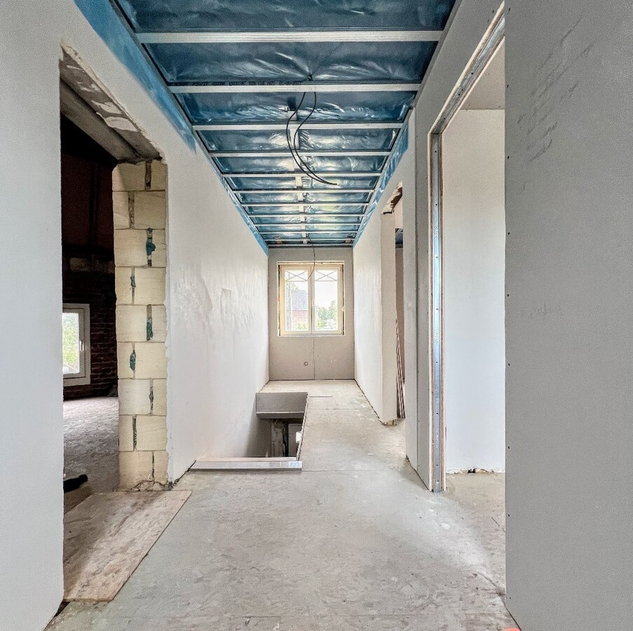 Deels gerenoveerde woning met zonnepanelen op perceel van 3168 m² 