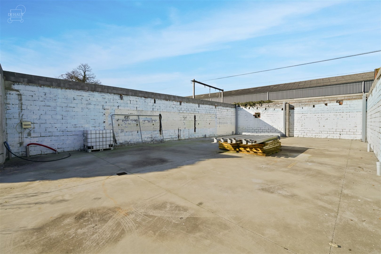 Magazijn op goede ligging 