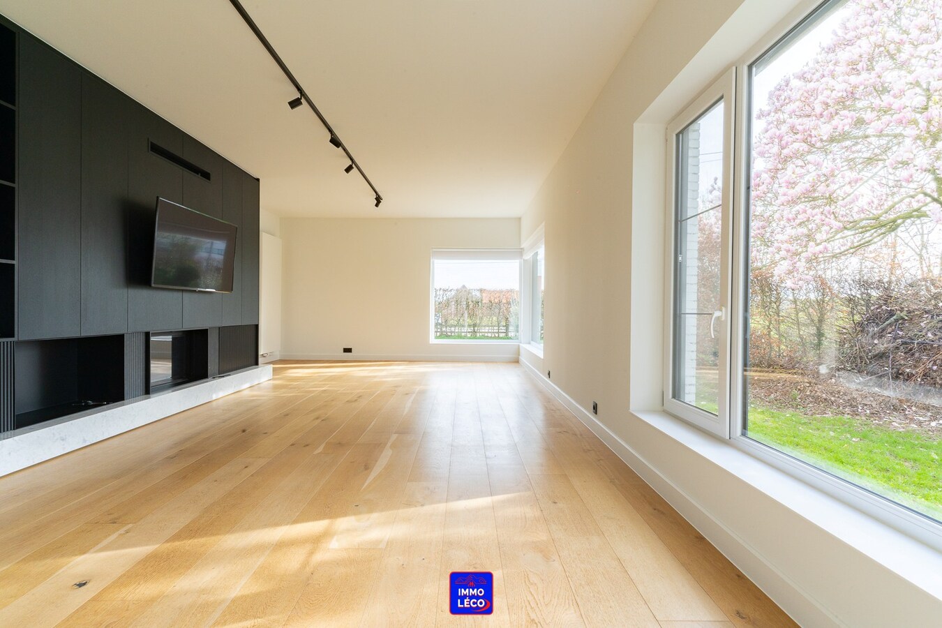 Villa "Semi Plain-Pied" érigée sur 1600m², grand parking, garage, jardin, COUP DE COEUR ! 