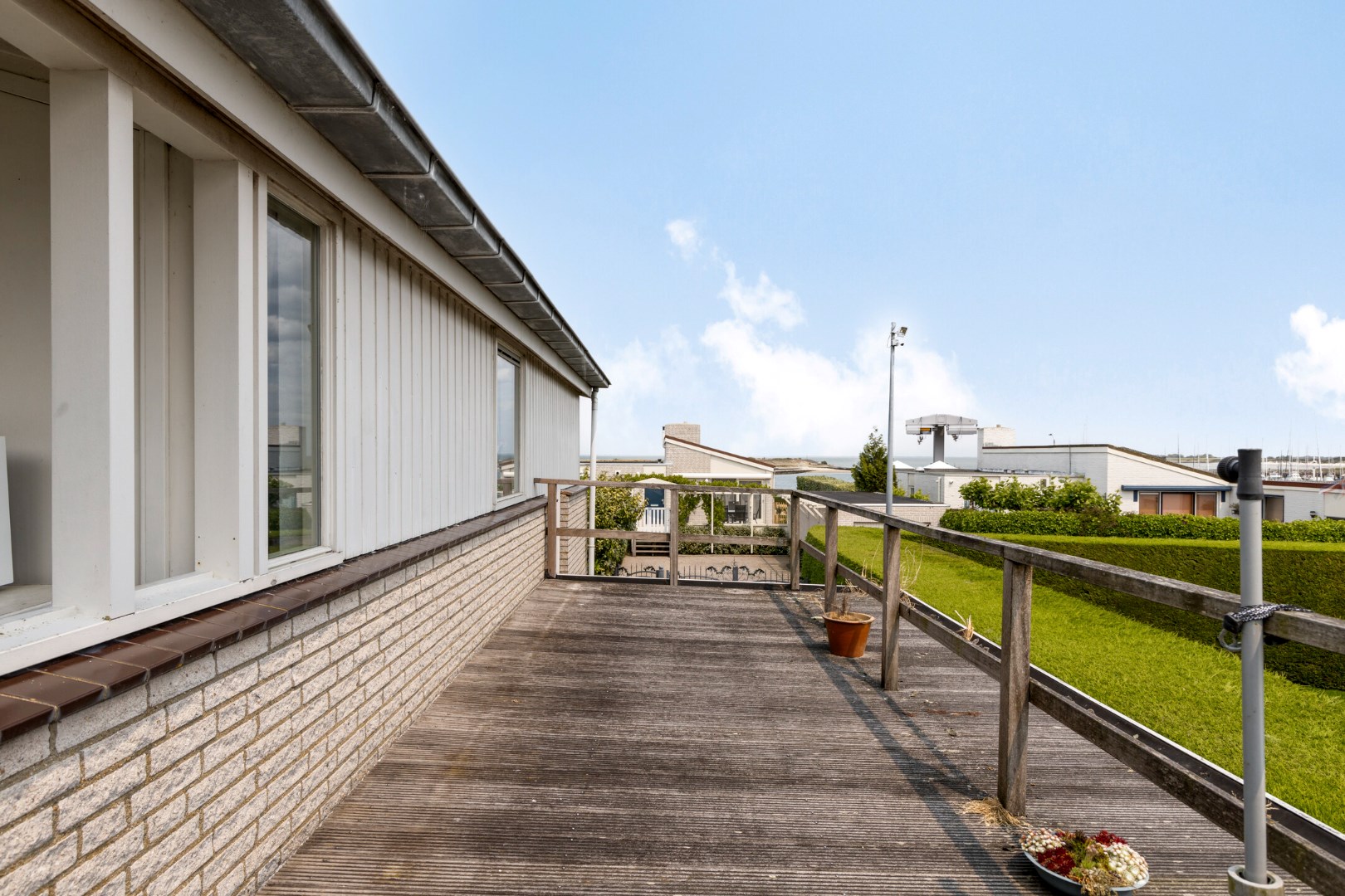Vrijstaande 8-persoons vakantiewoning, gelegen op een unieke plek met vrij uitzicht over de Oosterschelde, kijkend richting het schilderachtige Zierikzee, wacht deze woning op een nieuwe eigenaar! 