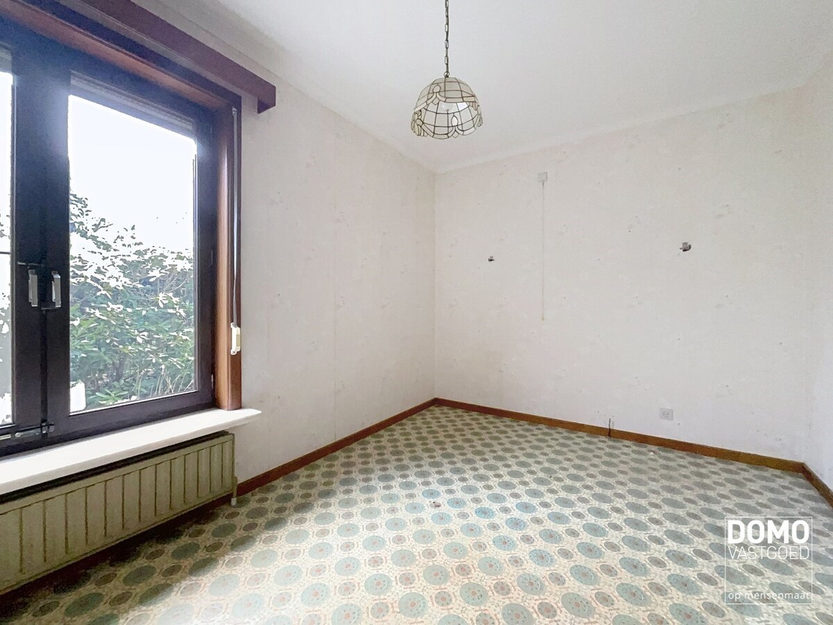 RUIME GELIJKVLOERSE WONING OPEN BEBOUWING GELEGEN OP EEN PERCEEL VAN 12a77ca TE KERMT 