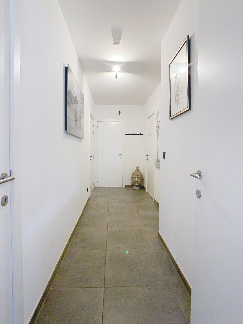 Recent gelijkvloers appartement met tuin, 2 slaapkamers en dressing 