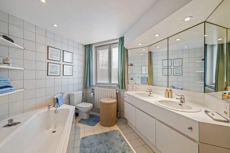 Uitstekend gelegen handelspand met woonst in Eernegem 