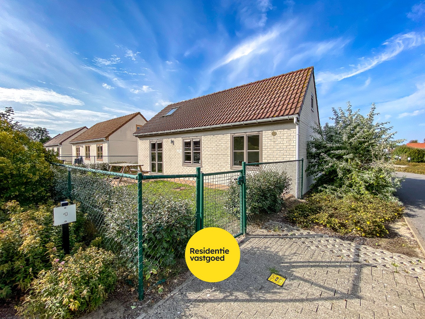 Prachtig onderhouden vakantiewoning (type vissershuis) met 3 slaapkamers en privé-parkeerplaats te Oostduinkerke. 