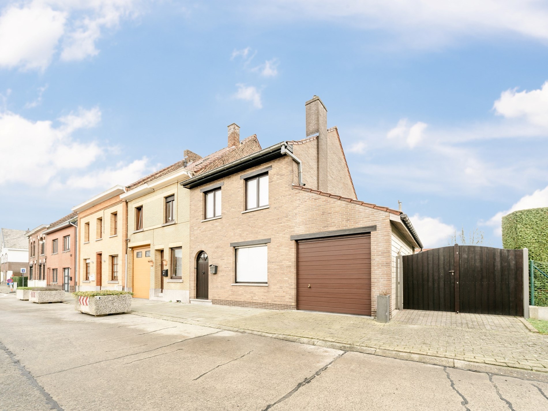Gerenoveerde 3-gevelwoning met 3 kamers, garage en tuin 