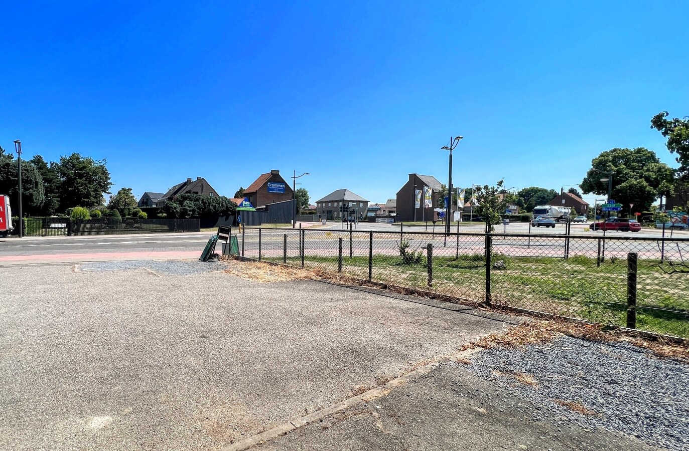 Handelspand met appartement op commerciële toplocatie 