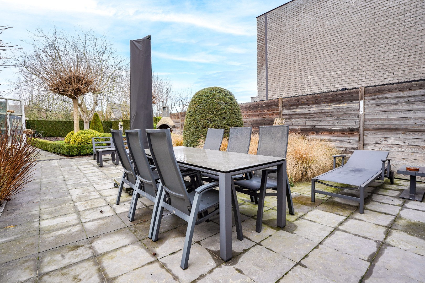 Ruime woning met zongerichte tuin op 554m². 