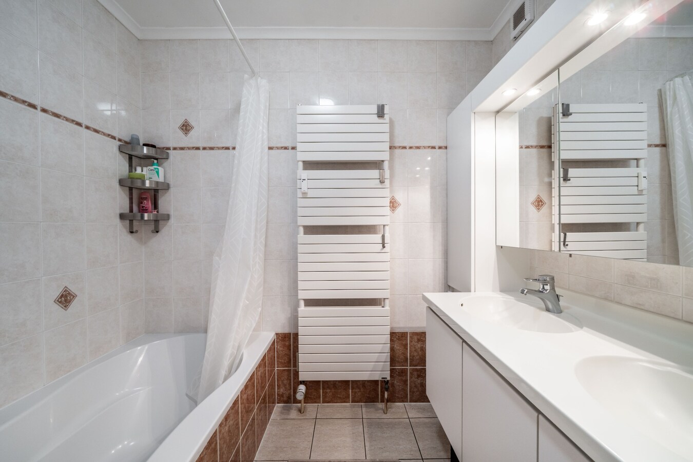 Ruim appartement (125 m²) met 3 grote slaapkamers. Centrum Genk! 