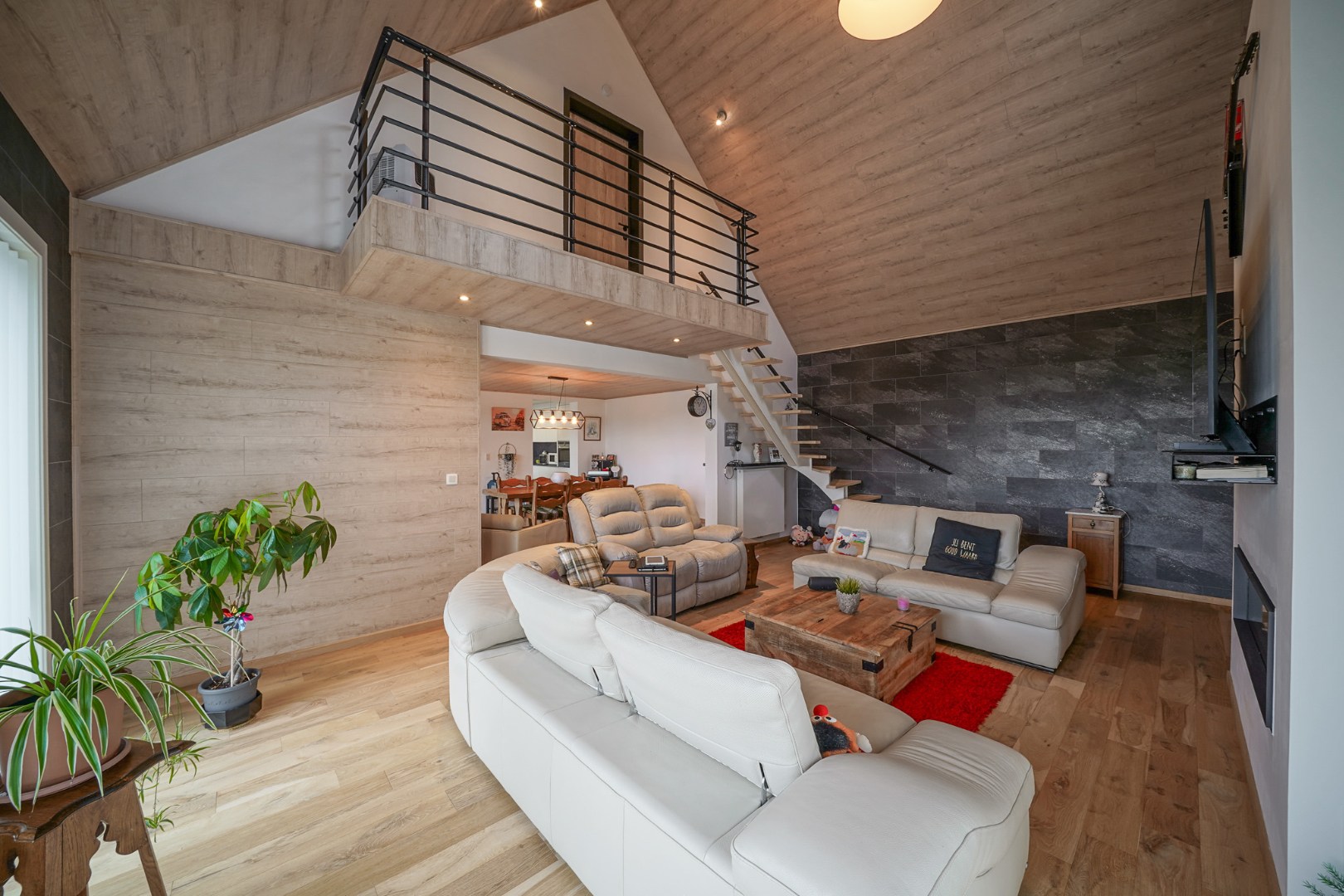 Alleenstaande woning op ruim perceel met vernieuwd woongedeelte en loods (80 m²) 