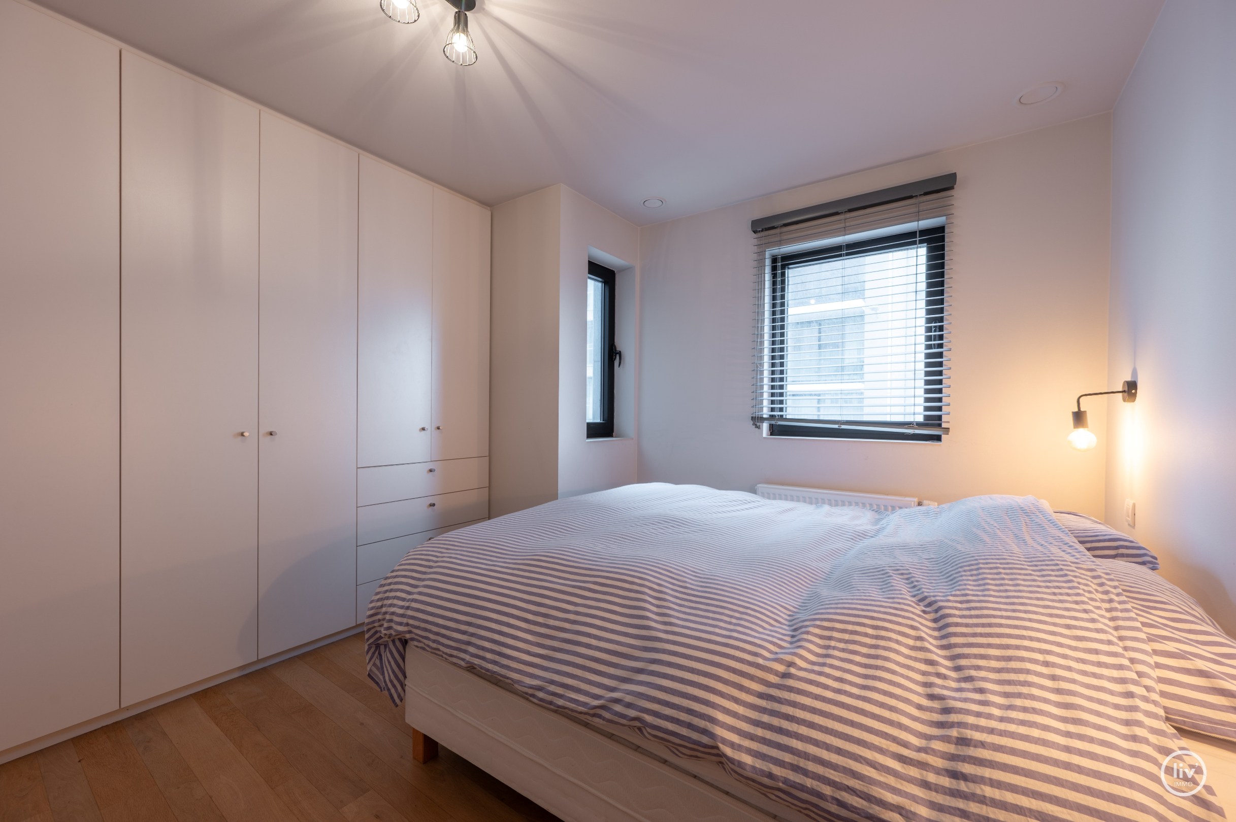 Prachtig HOEKappartement met open zichten en 3 slaapkamers gelegen op de Kustlaan te Knokke. 