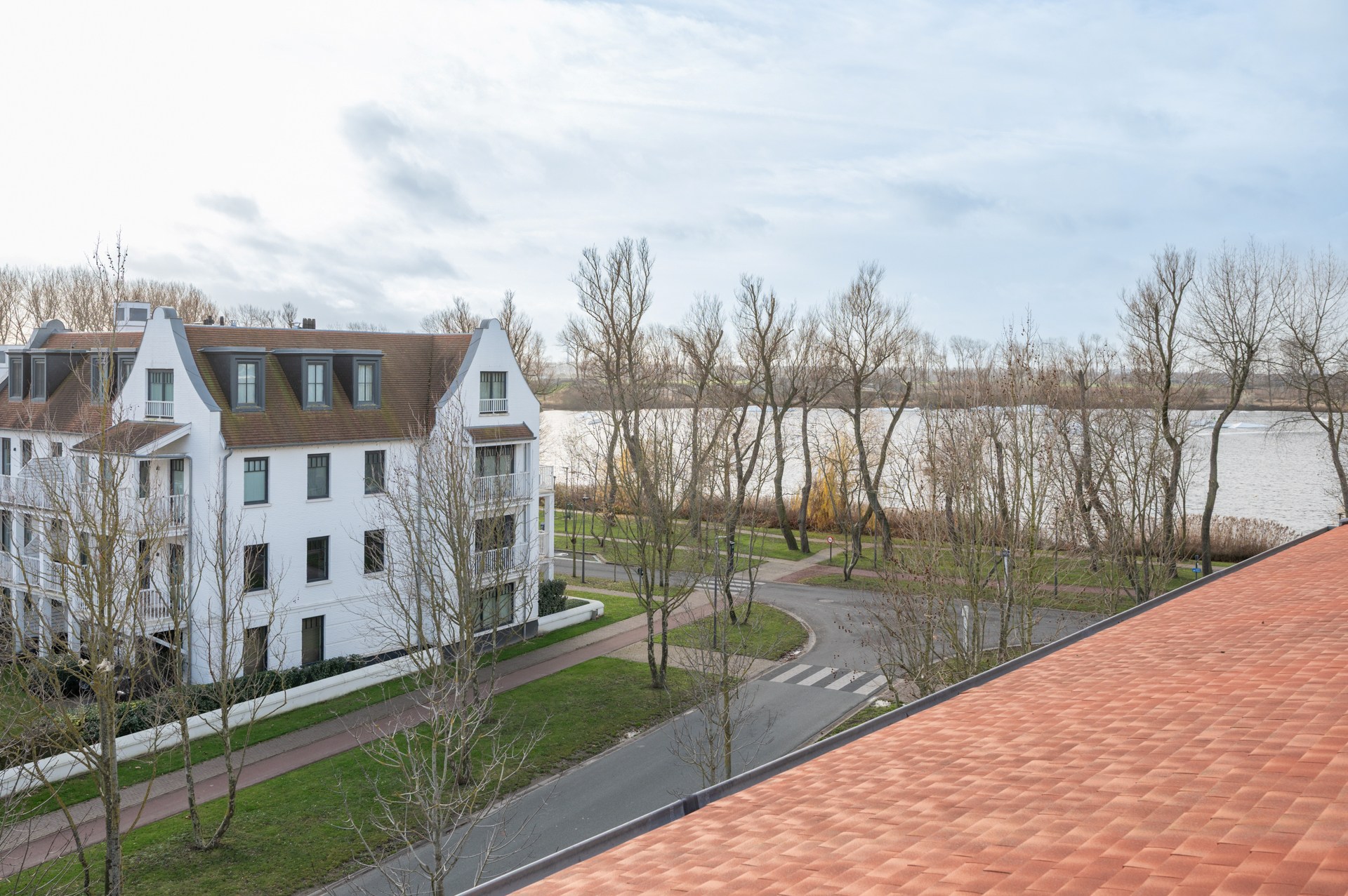 Cet appartement en duplex lumineux est situé à Duinenwater, combinant un agencement pratique avec des espaces extérieurs agréables et un emplacement calme au bord de l'eau. 