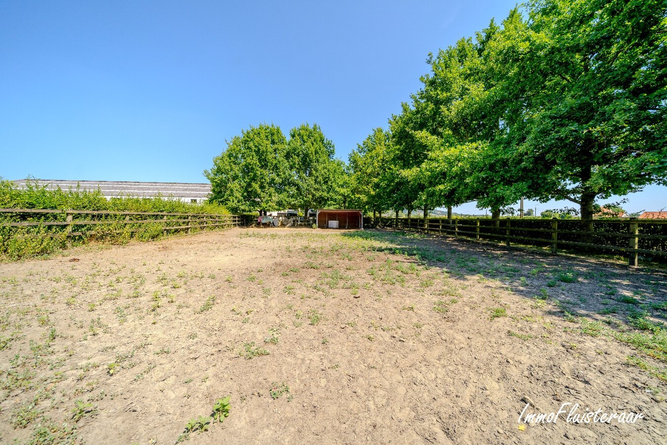 Unieke hippische accommodatie met 5 appartementen/studio’s op ruim 2,5 ha te Amougies (Henegouwen) 