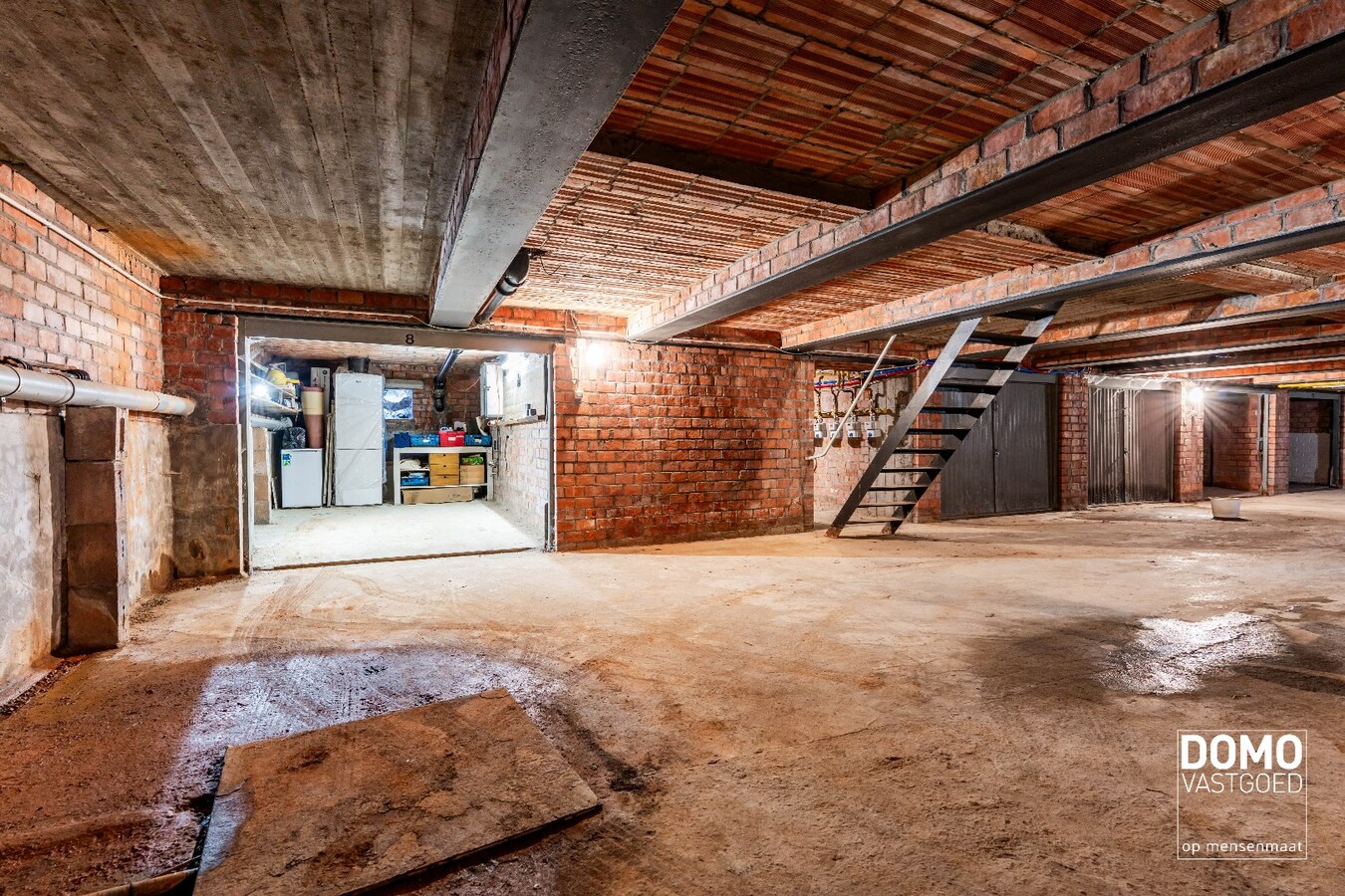 RUIM APPARTEMENT MET 4 SLAAPKAMERS EN 2 GARAGES TE RUNKST 