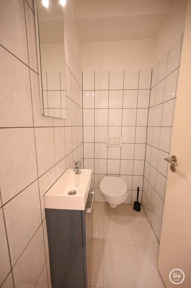 GEMEUBELD: Gelijkvloersappartement met terras, gelegen dichtbij het Van Bunnenplein en de zeedijk te Knokke.. 