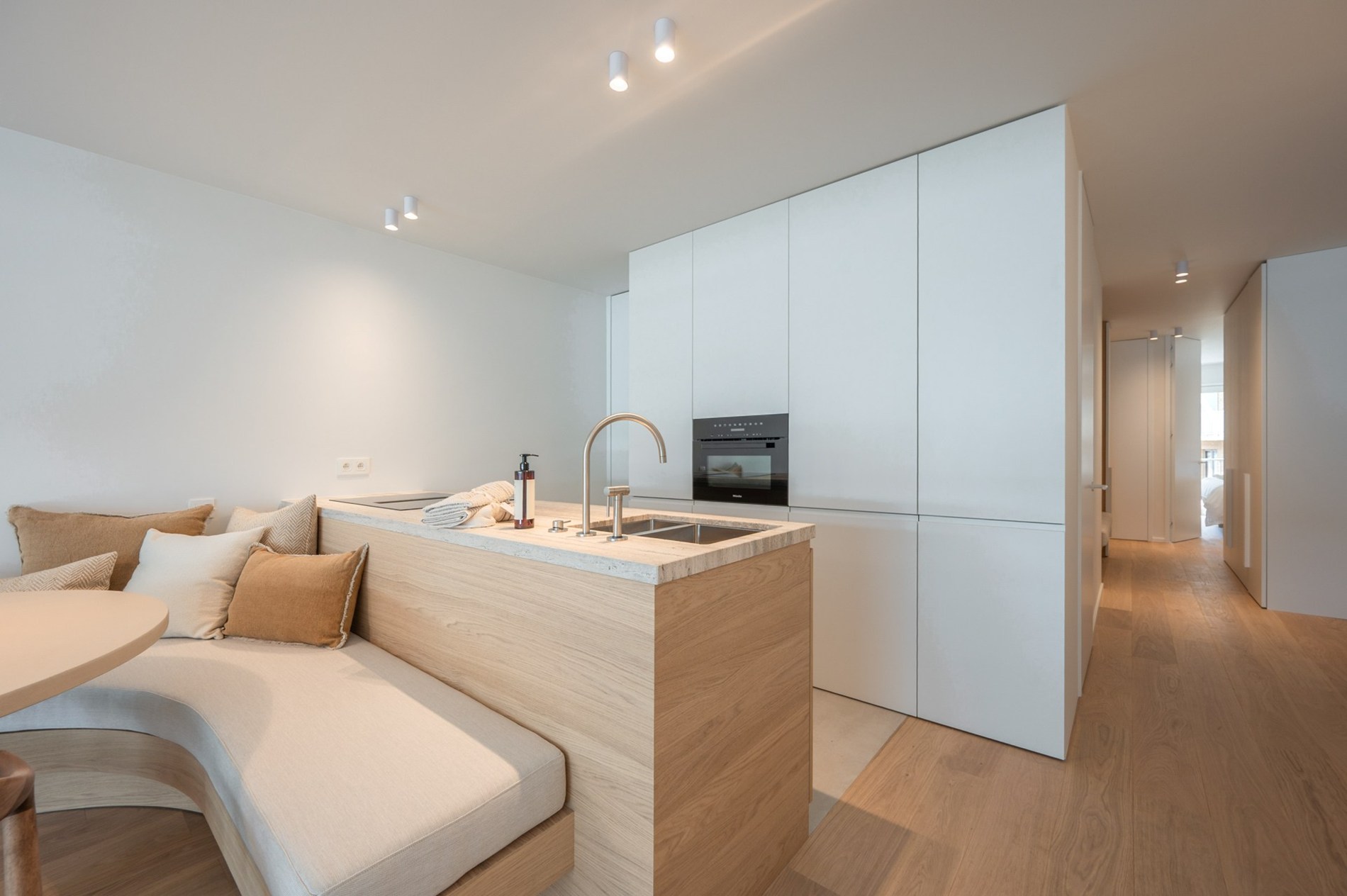 Appartement exclusivement rénové avec 3 chambres à vendre près de la plage d'Albert et de la place de la Lumière. 