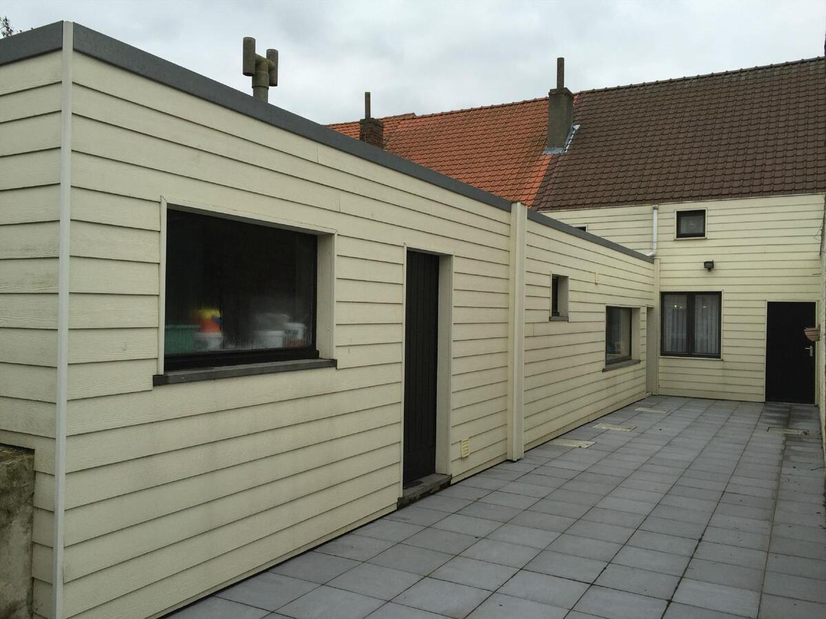 BINNENKORT TE KOOP : GEZELLIGE WONING MET GROTE TUIN TE BREDENE DORP 