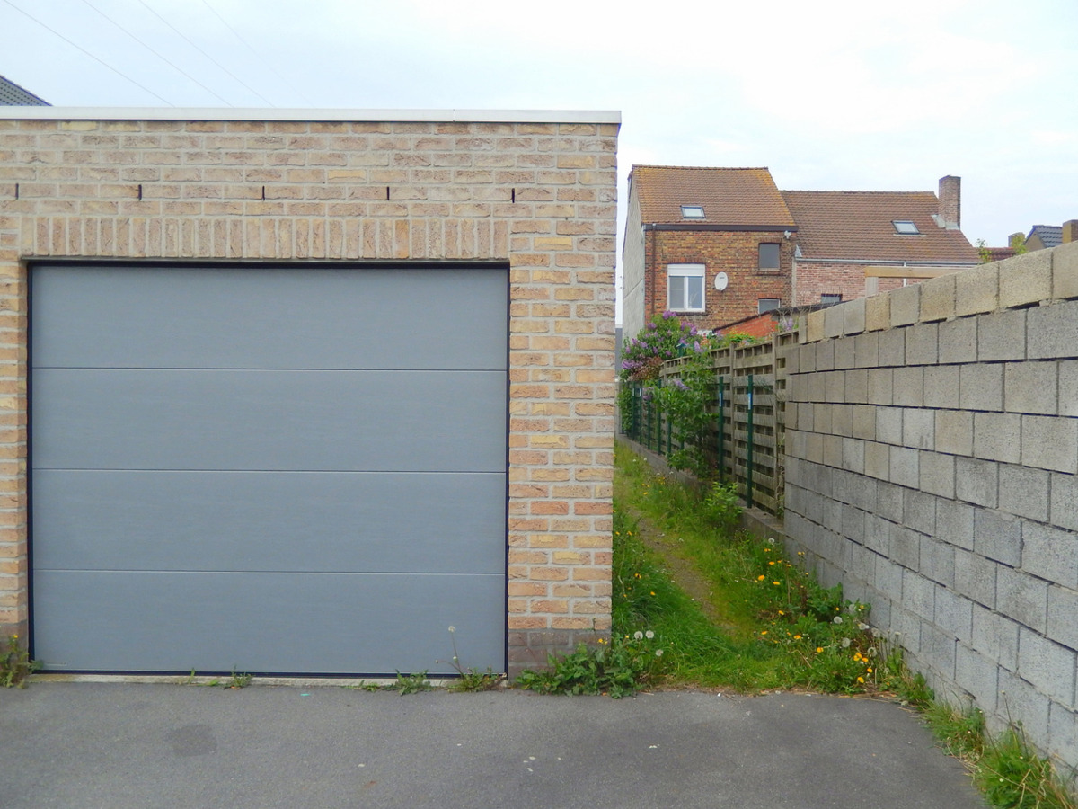Recente rijwoning met garagebox te huur te Zandvoorde 