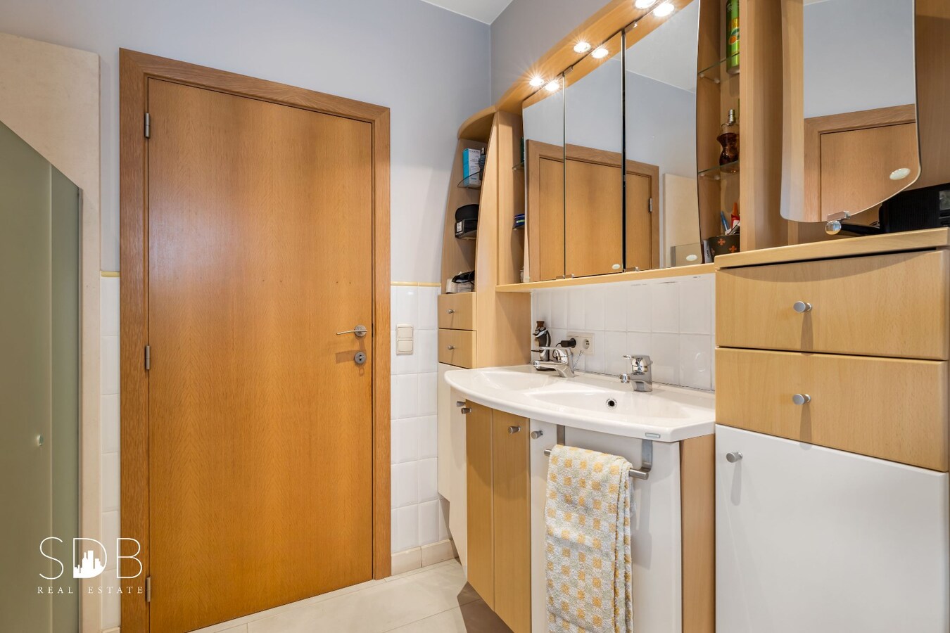 Hedendaagse gezinswoning met aanpalende graslanden en stallen op 5.030m² 