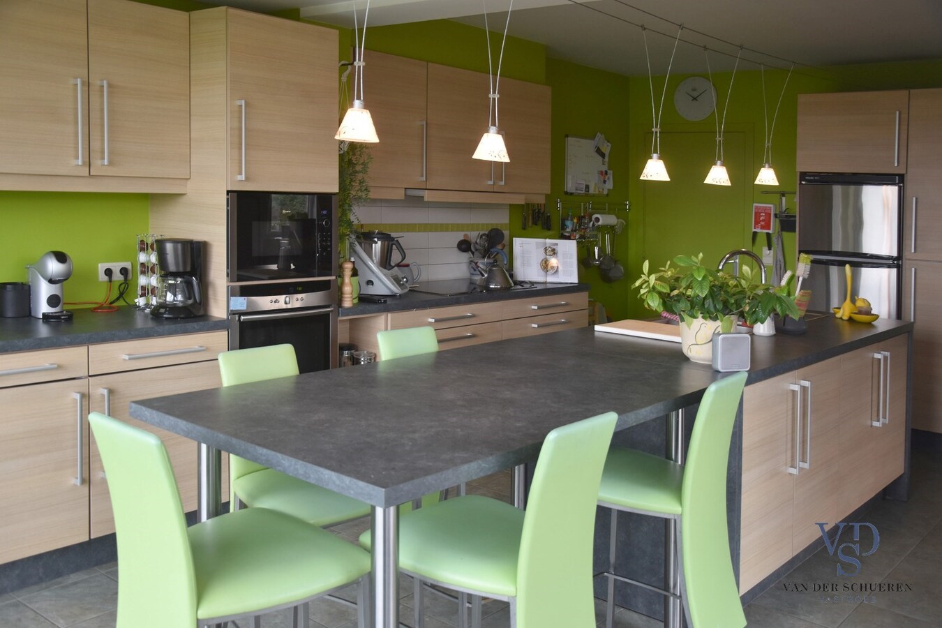 Eigentijdse, verrassend ruime Open Bebouwing 