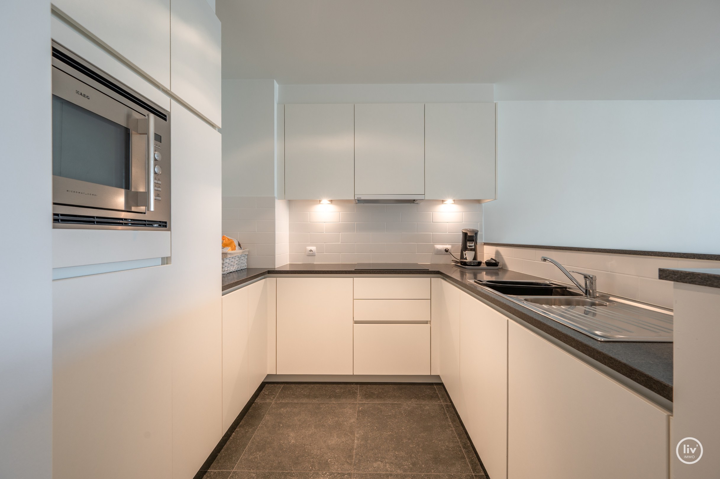 Récent appartement met mooie gevelbreedte centraal gelegen op de Lippenslaan te Knokke. 
