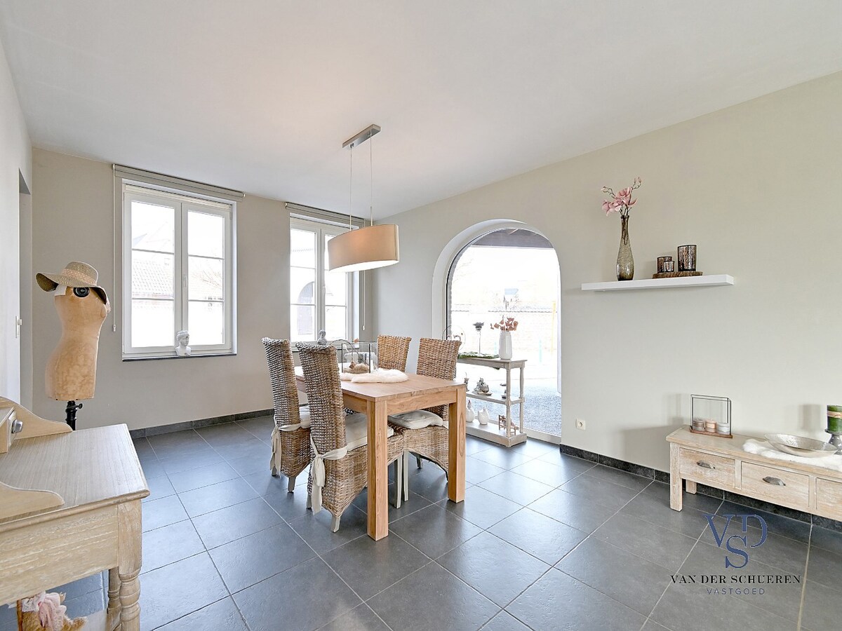 Recente pastorijwoning in hartje Dikkelvenne. 