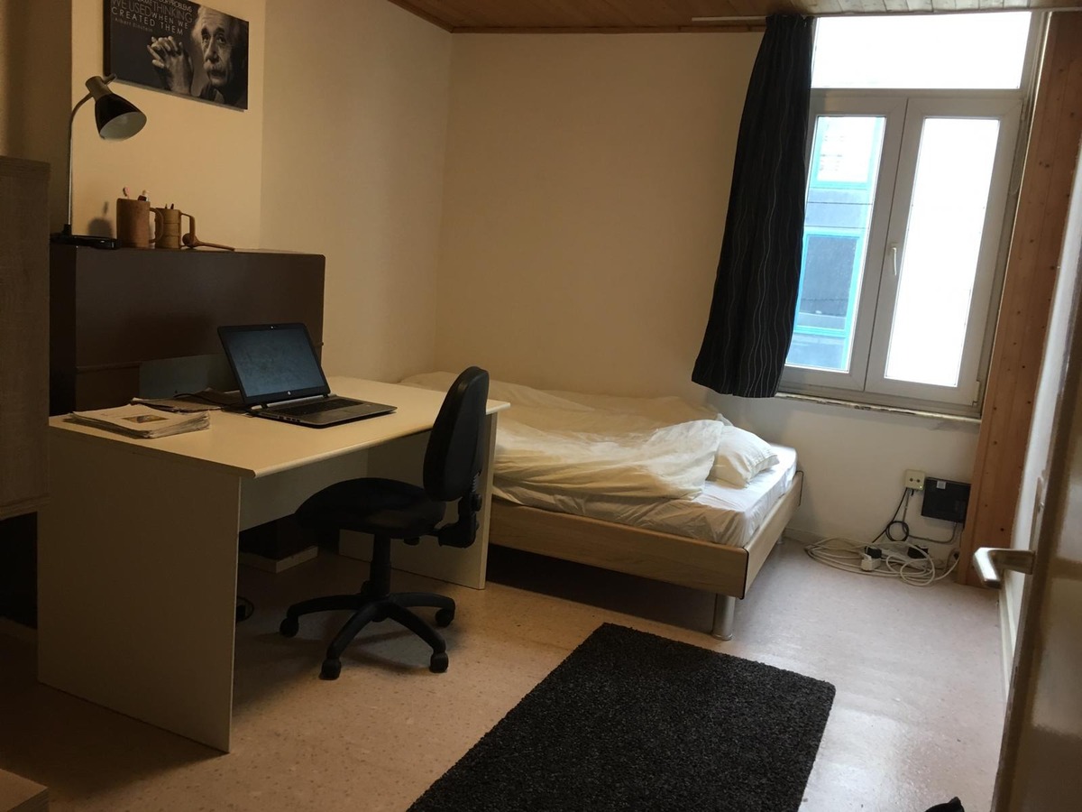 Degelijke rijwoning in de gekende Papegaaistraat. 