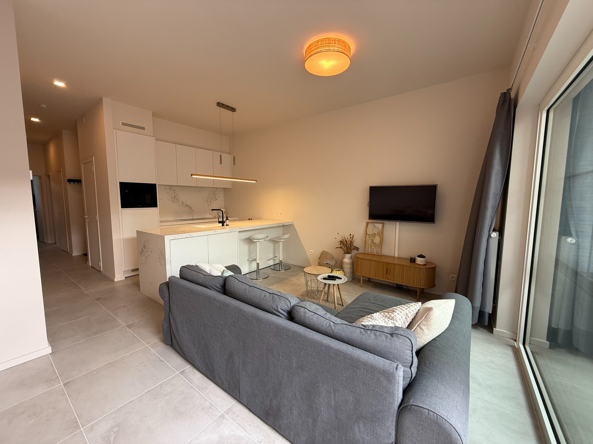 MEUBLÉ: Maison spacieuse et chaleureuse avec de hauts plafonds et une grande terrasse à l'arrière. 