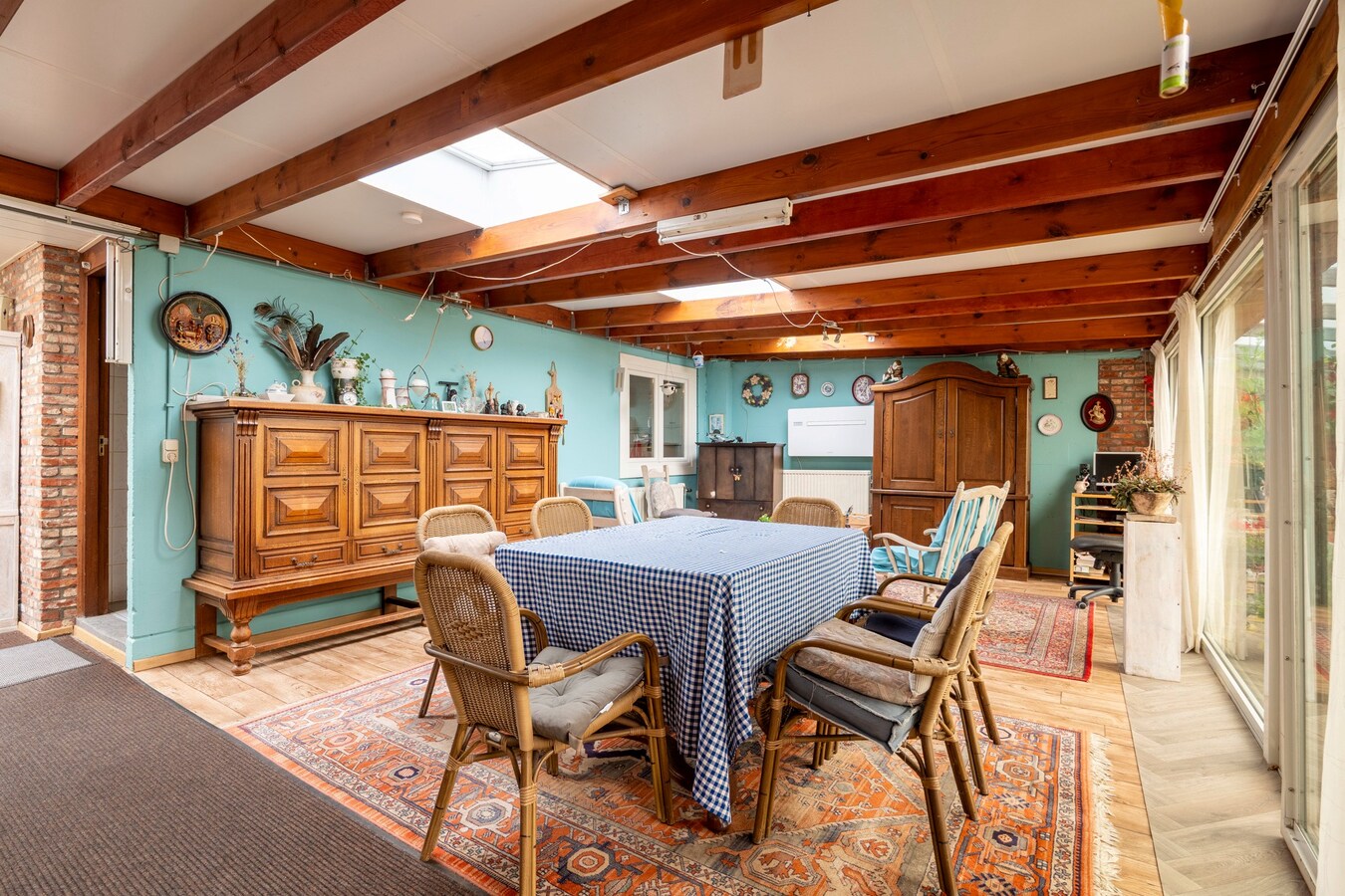 Ruime vrijstaande woning gelegen op een groot perceel nabij de Nederlandse grens. 