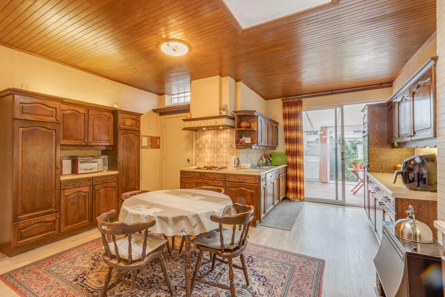 Op te knappen woning met prachtige tuin! 