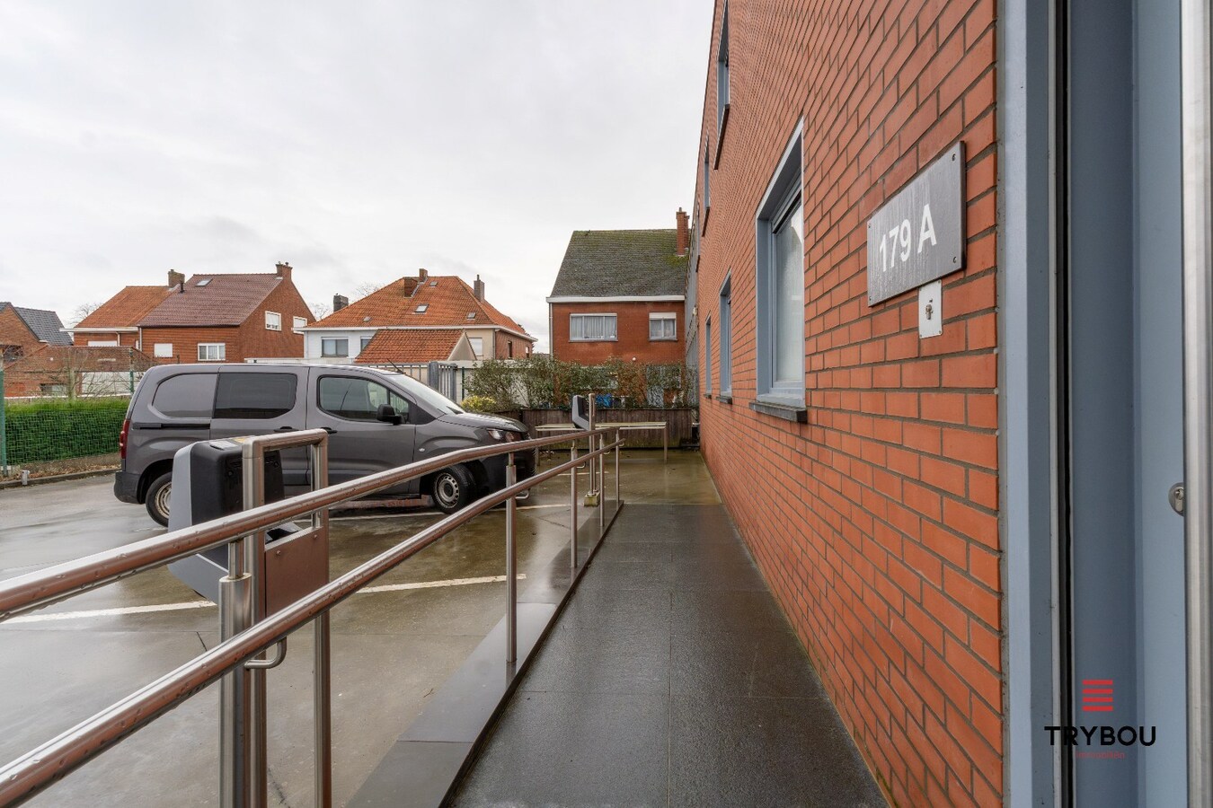 Groot kantoorgebouw op toplocatie te Ieper 