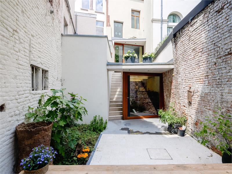 Uitzonderlijk klassevol herenhuis met handelspand in het hart van het historisch centrum 