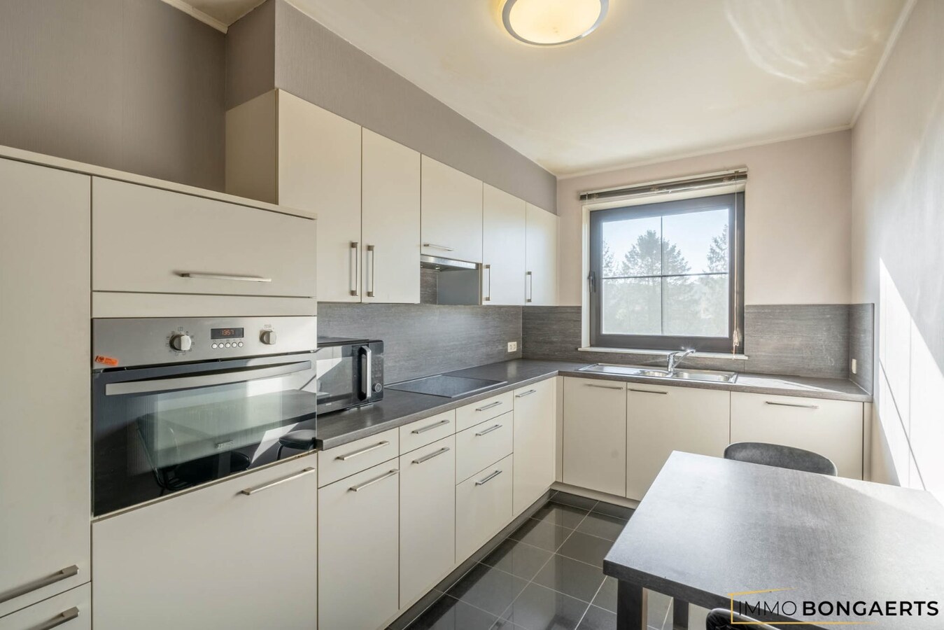 Ruim appartement met terras, garage en 2 slaapkamers. 