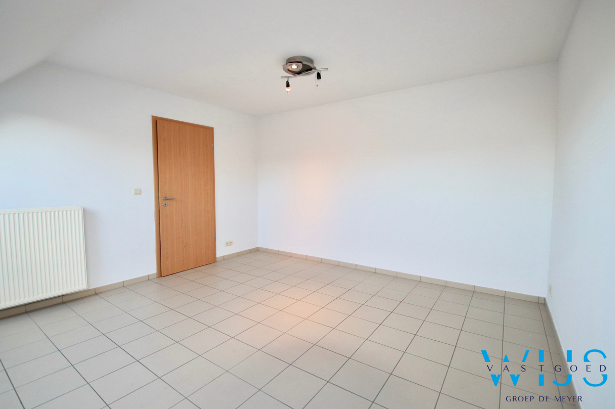 Instapklaar 2 slaapkamer appartement met terras &amp; garage ! 