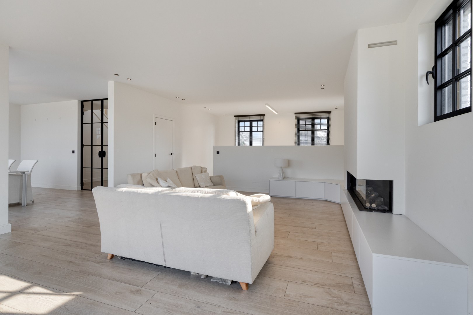 Geheel van schitterende villa + naastgelegen gezinswoning met landelijke ligging in Tongerlo 