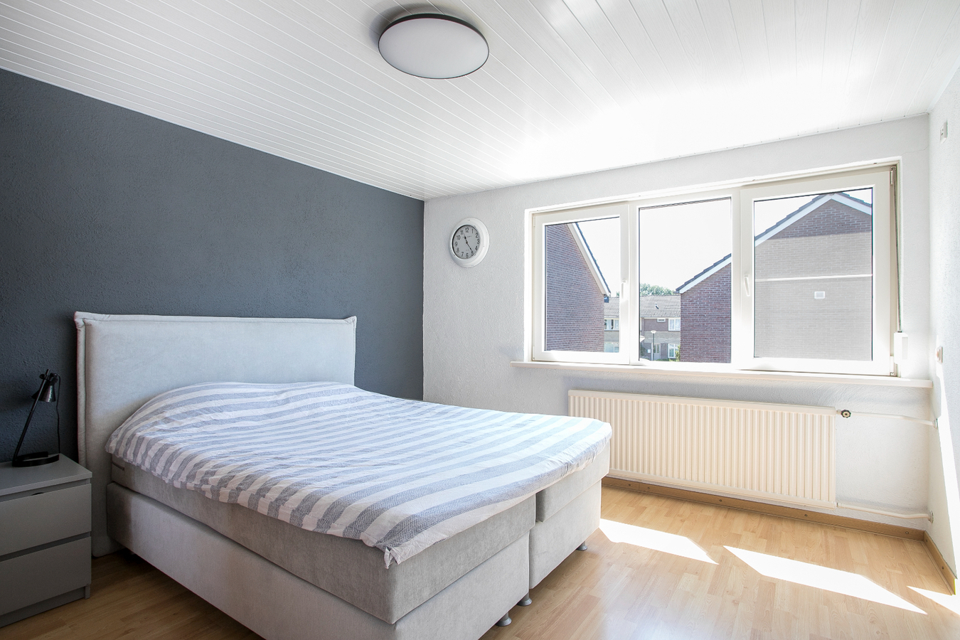 Instapklare eindwoning met 3 slaapkamers en grote zolderverdieping, berging en zonnige achtertuin. 