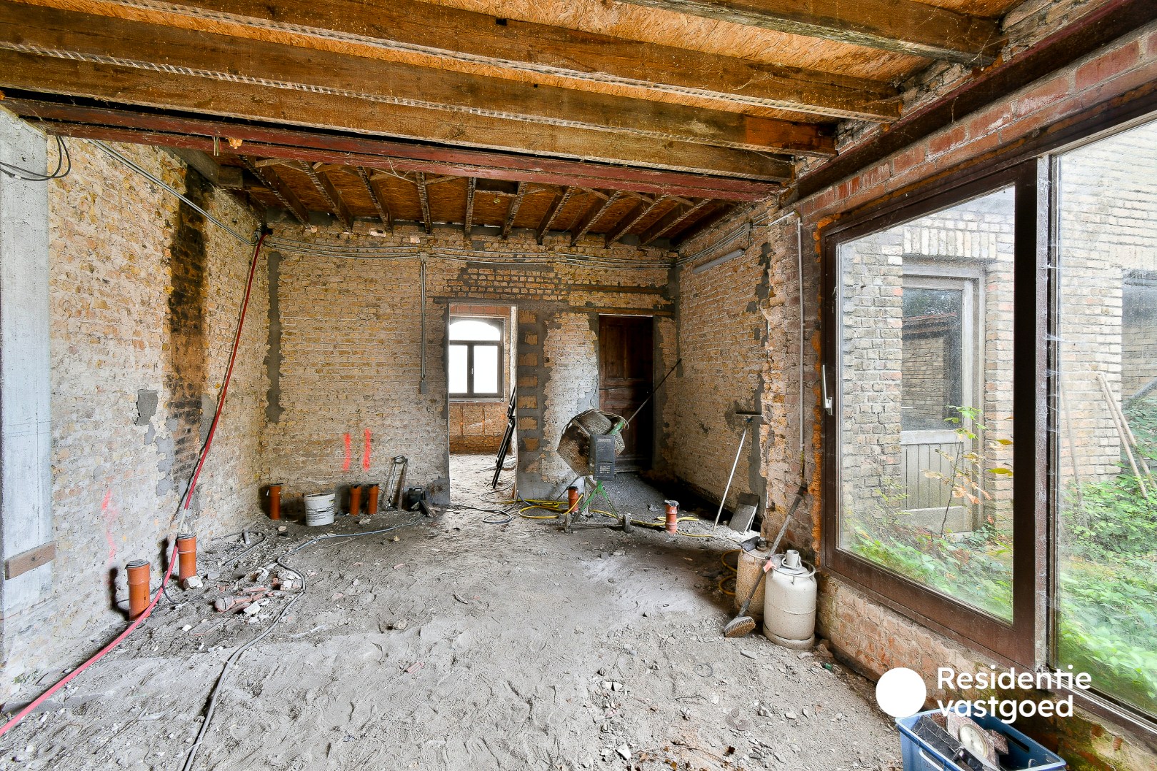 Ruime woning met uitzonderlijk veel mogelijkheden en prachtig zicht vanuit de tuin 