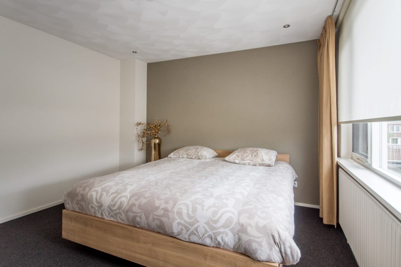 Sfeervolle en gunstig gesitueerde tweekapper met garage, berging en vrije achterom gelegen op 221 M². Deze woning ligt op loopafstand van het centrum van Hilvarenbeek. 