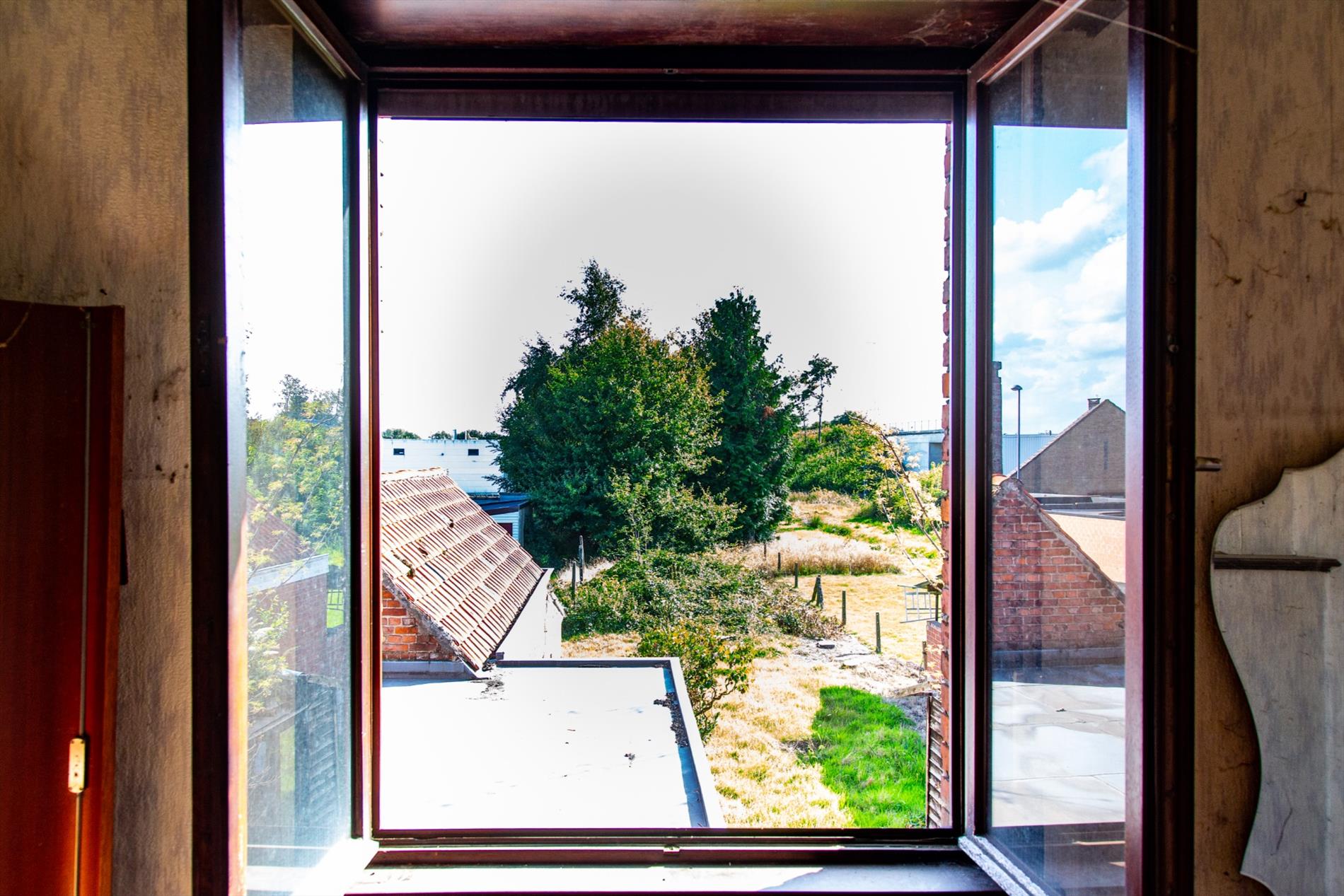 Totaal te renoveren art deco woning met 5 slpks op 950m² nabij centrum Maldegem 