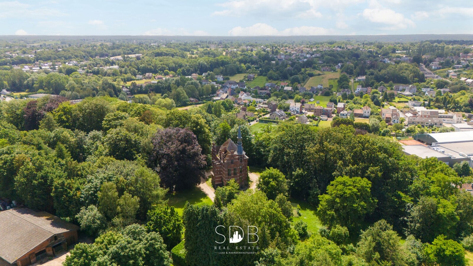 Prachtig kasteel met omringend park, weilanden en stalgebouw op circa 5hectare 