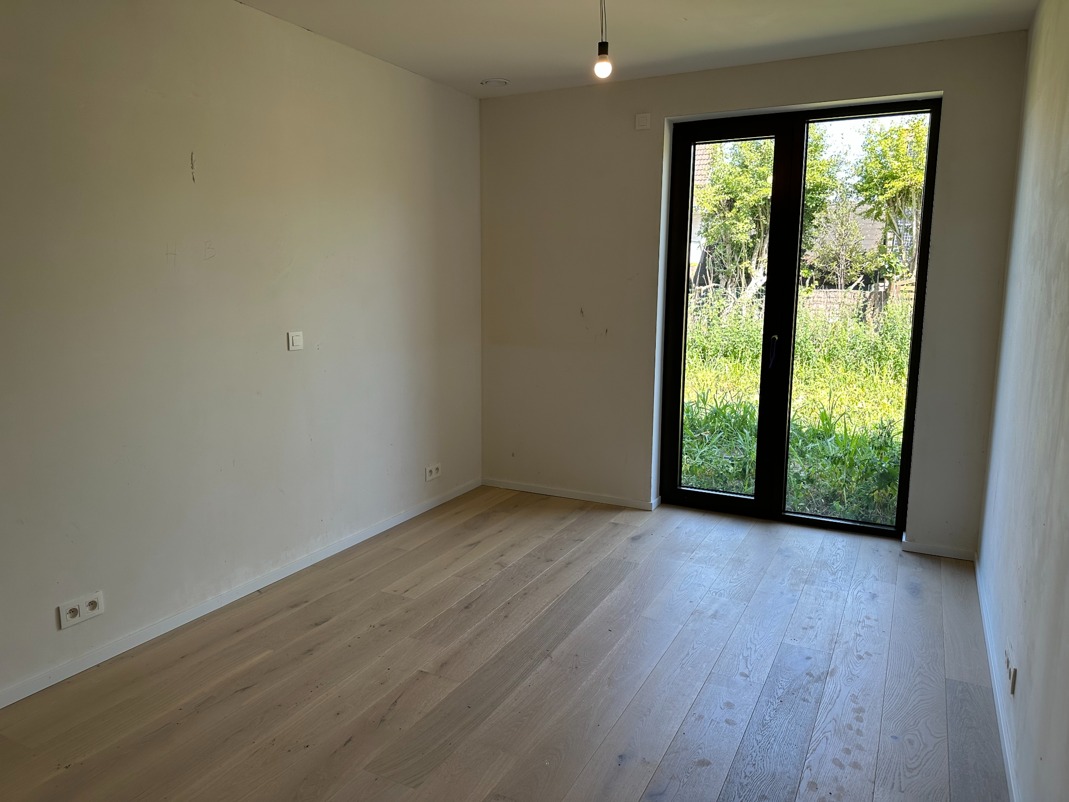Exclusieve nieuwbouwwoning met 3 slaapkamers, ruime garage en zonnige terrassen op een rustige ligging in Knokke. 
