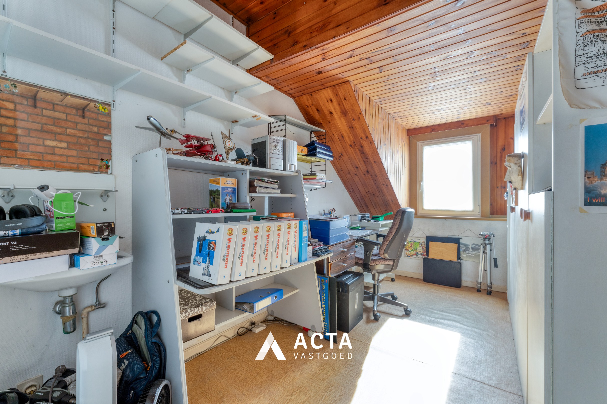 Halfopen bebouwing met vier slaapkamers en dubbele garage in Mariakerke 