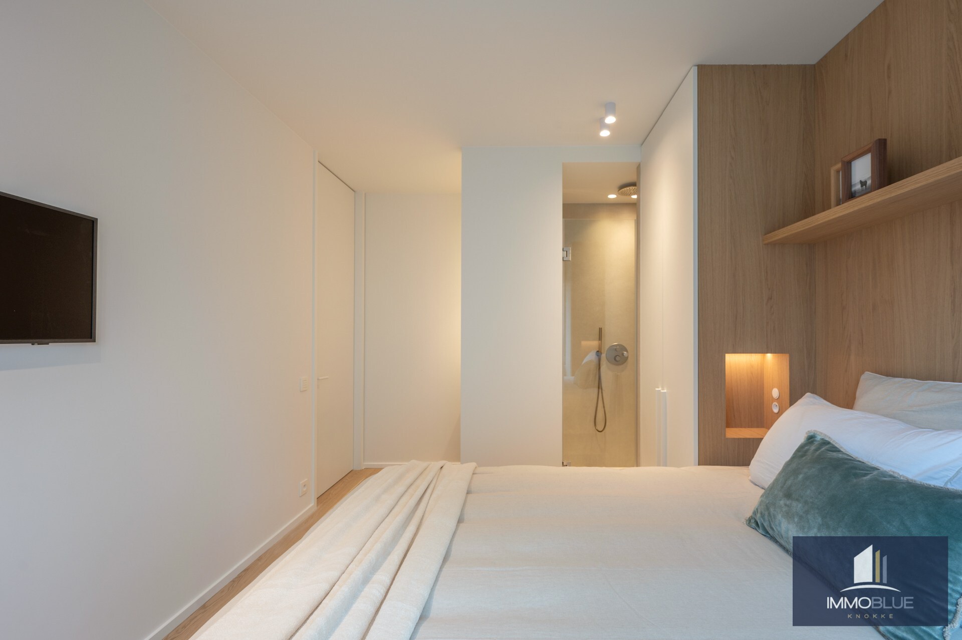 Appartement lumineux, entièrement rénové, avec trois chambres et une largeur de façade d’environ 5,5 mètres, idéalement situé à proximité de l’avenue Dumortier. 