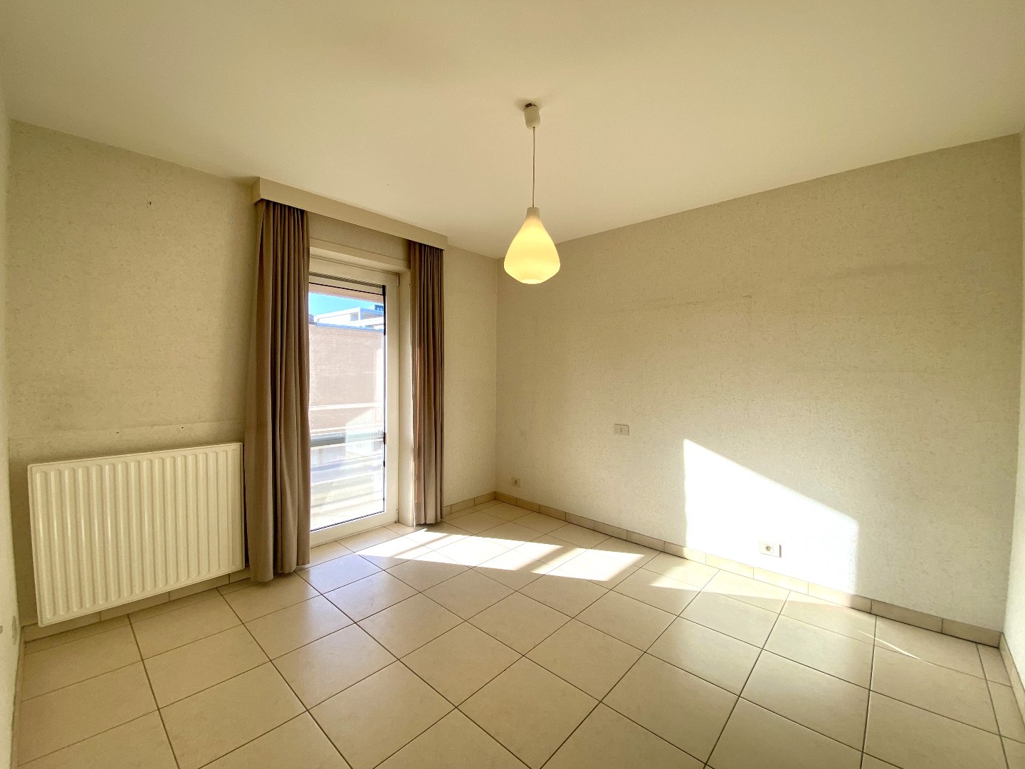 Ruim hoekappartement met 3 slaapkamers en garage in hartje Waregem! 
