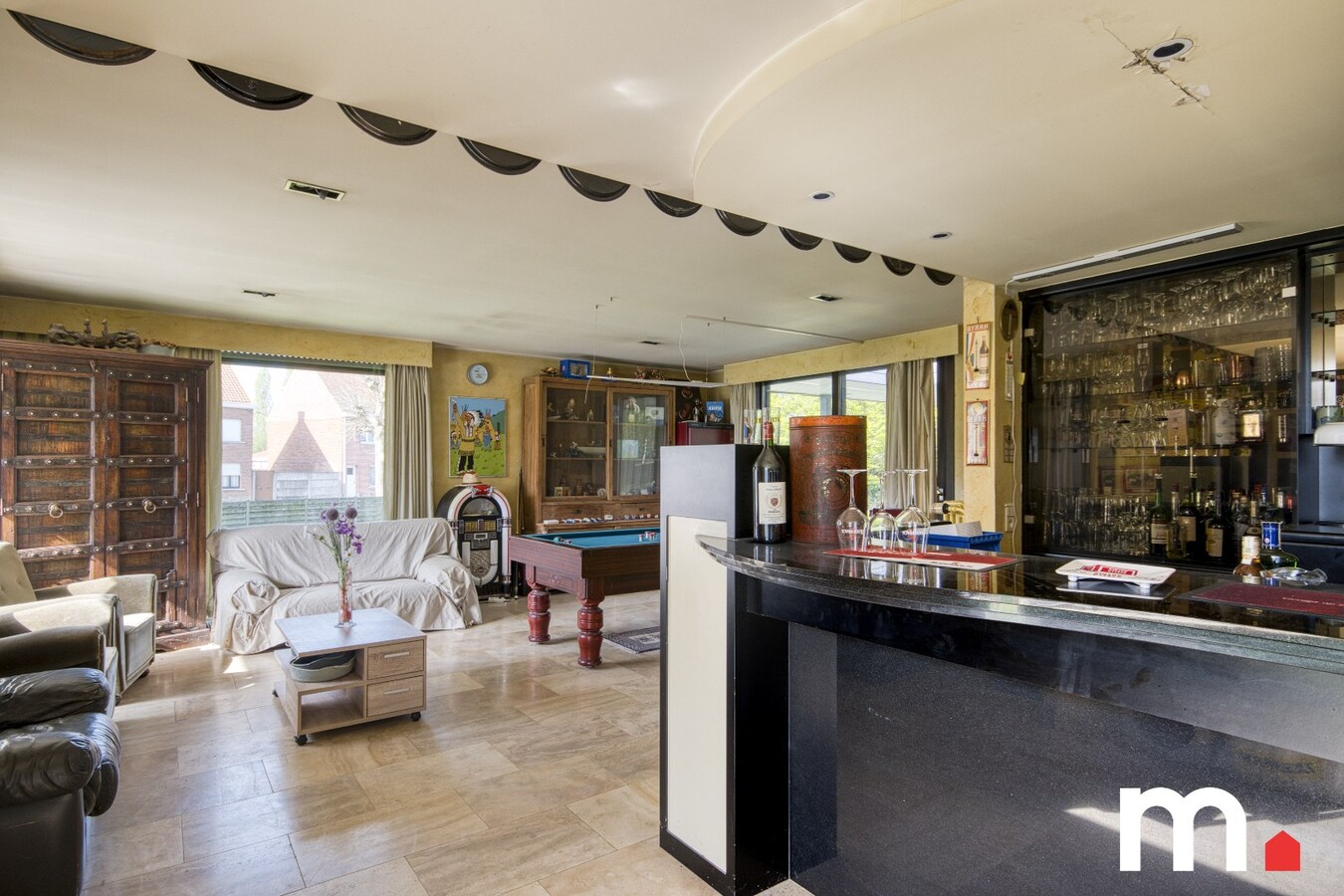 Unieke Villa te Roeselare op 2258m² met 28 zonnepanelen en 432m² bewoonbare oppervlakte! 