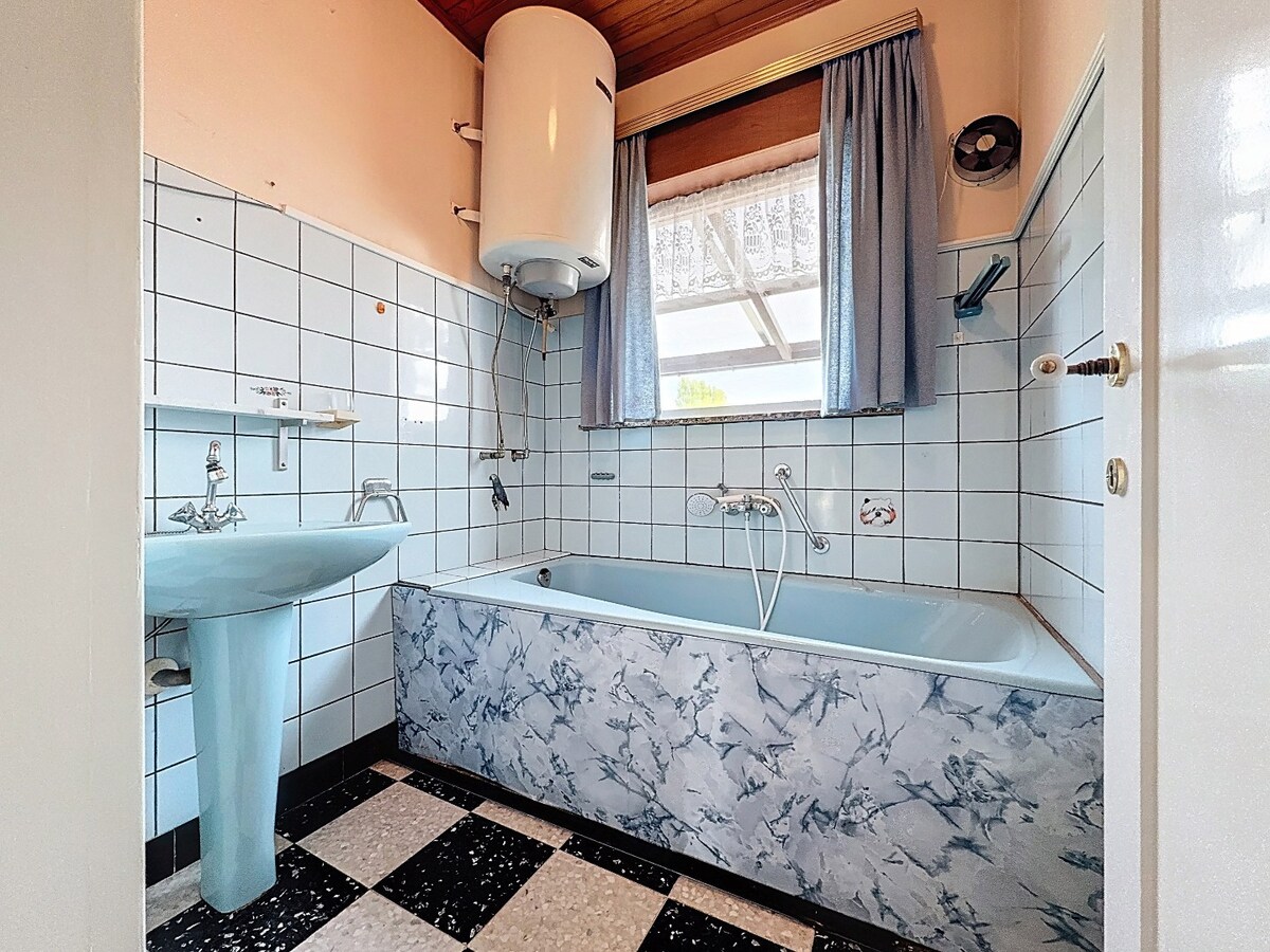 Karaktervolle woning met grote garage nabij centrum St.-Lievens-Houtem 