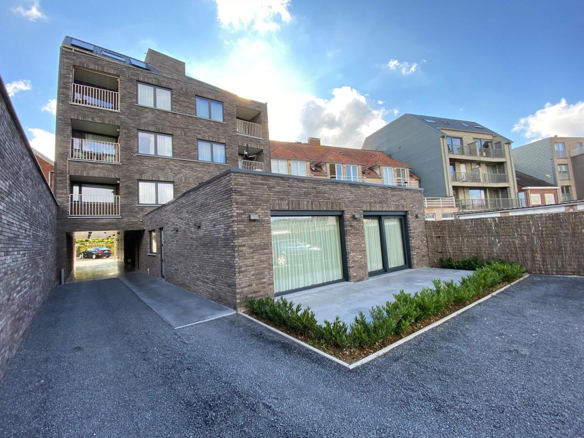 Volledig afgewerkt gelijkvloersappartement met autostaanplaats 