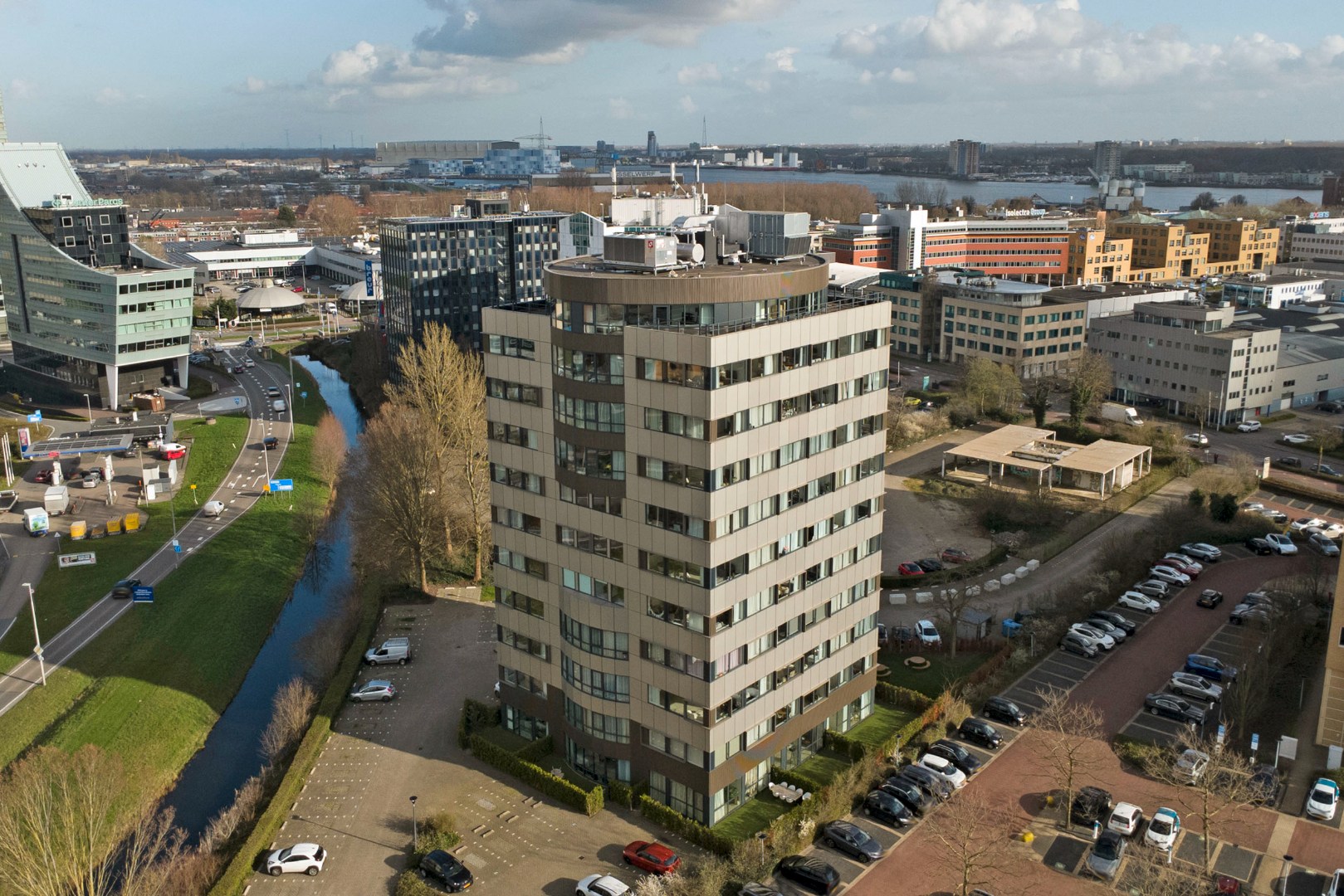 Energiezuinig en instapklare studio met energielabel A, moderne keuken en badkamer en uitzicht op de skyline van Rotterdam. 