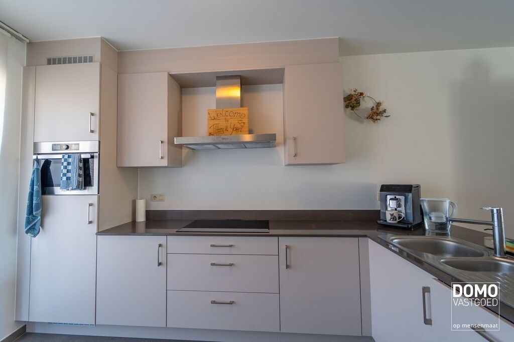 RUIM GELIJKVLOERS APPARTEMENT MET 2 SLAAPKAMERS, TERRAS EN PARKEERGELEGENHEID TE HASSELT (SINT-LAMBRECHTS-HERK) 