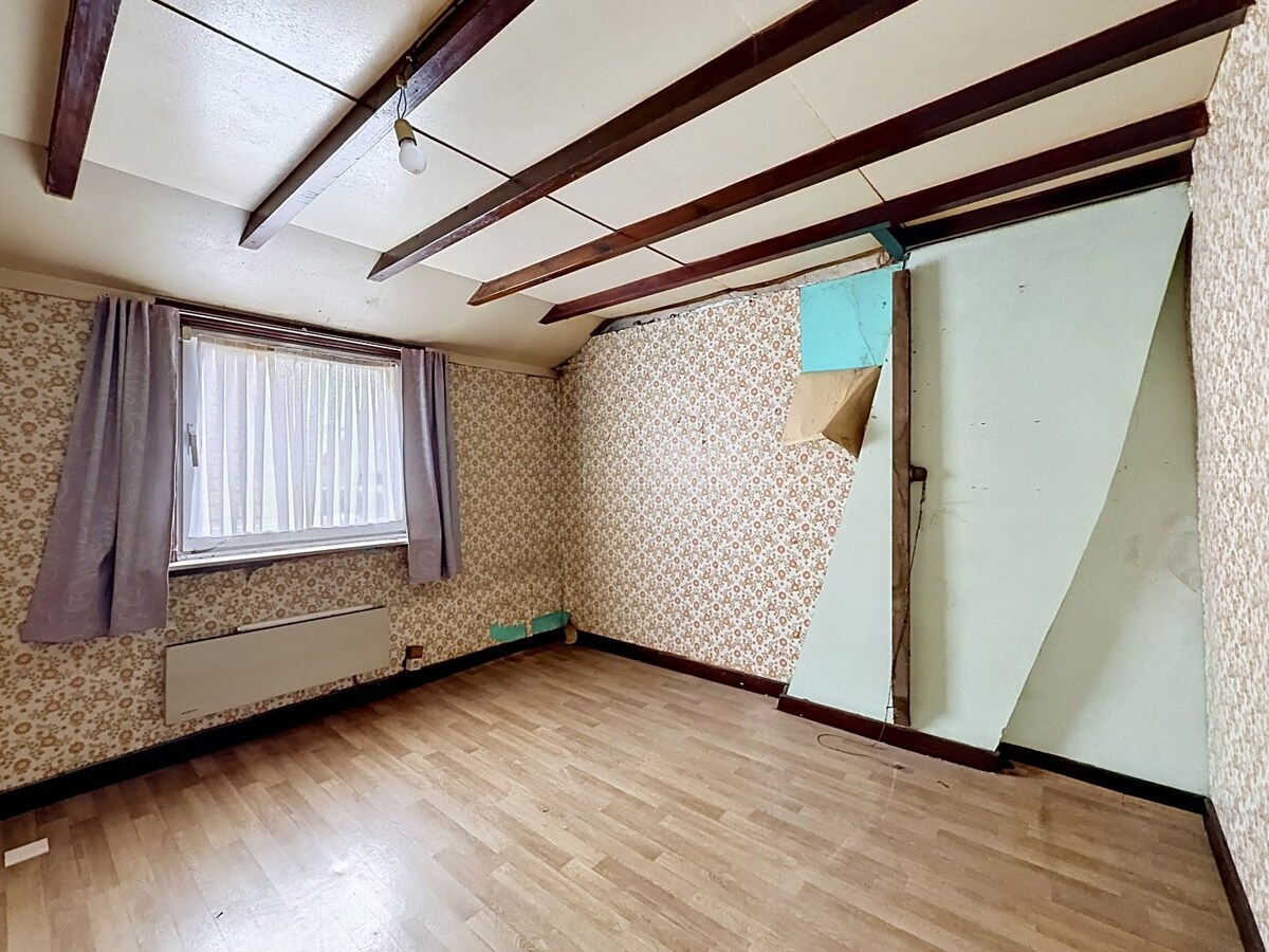 Te renoveren/te slopen woning op 16 are gelegen te Elene 